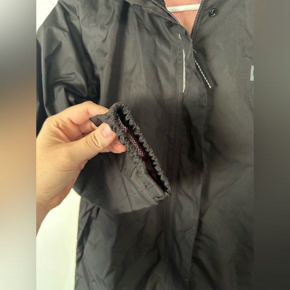 NWOT MEC Youth Black Rain Jacket with Pink Mesh Lining Size 12 - Picture 4 of 8